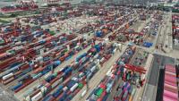 Vue aérienne de conteneurs au port de Shanghai, le 13 octobre 2025