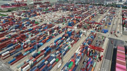 Vue aérienne de conteneurs au port de Shanghai, le 13 octobre 2025