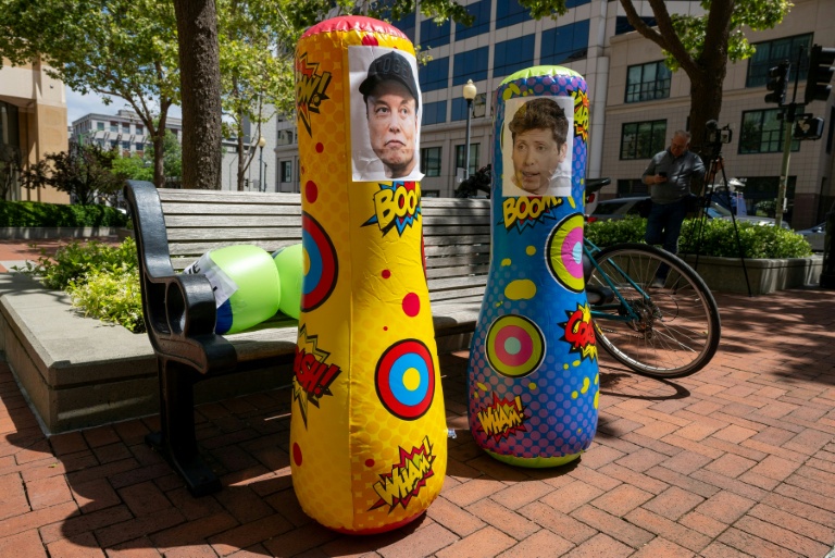 Des sacs de frappes à l'effigie d'Elon Musk et de Sam Altman devant le tribunal fédéral d'Oakland en Californie le 27 avril 2026