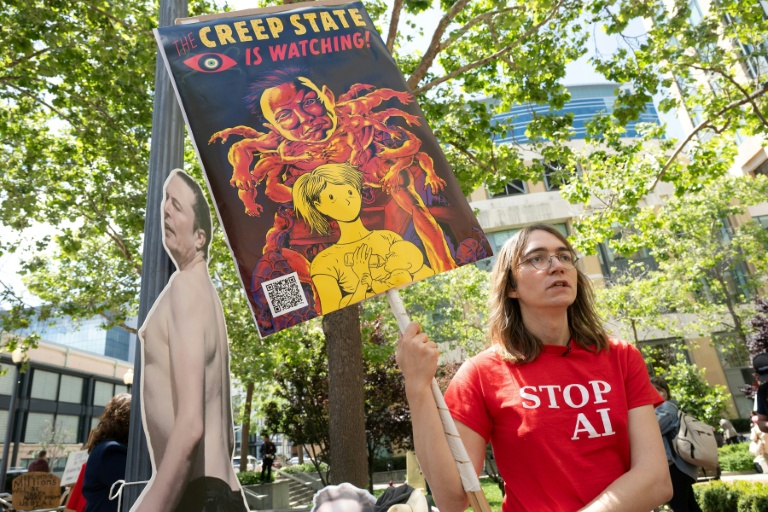 Une manifestante portant un t-shirt contre l'IA devant le tribunal fédéral d'Oakland, en Californie, le 27 avril 2026