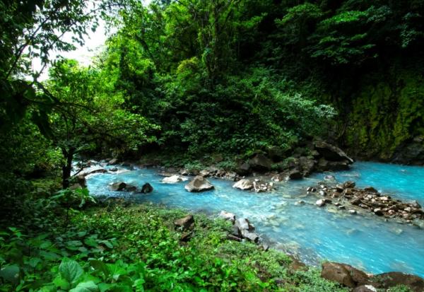 La rivière Céleste, dans le parc national du volcan Tenorio, entre les provinces de Guanacaste et d'Alajuela, au Costa Rica, le 24 mai 2023