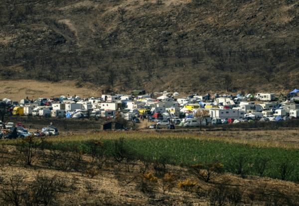 Le site d'une rave party dans un champ à Fontjoncouse, dans le département de l'Aude, le 30 août 2025