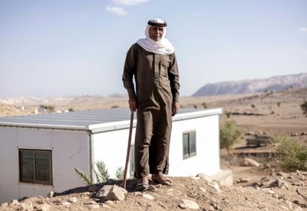 Abou Taleb, un éleveur bédouin, pose devant sa maison à Ras Ein al-Auja, dans la vallée du Jourdain, en Cisjordanie occupée, le 30 septembre 2025 