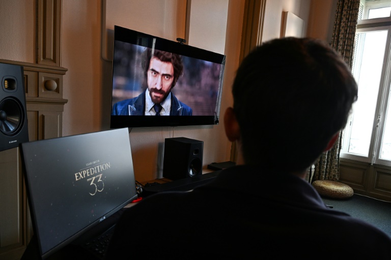Un employé joue au nouveau jeu vidéo