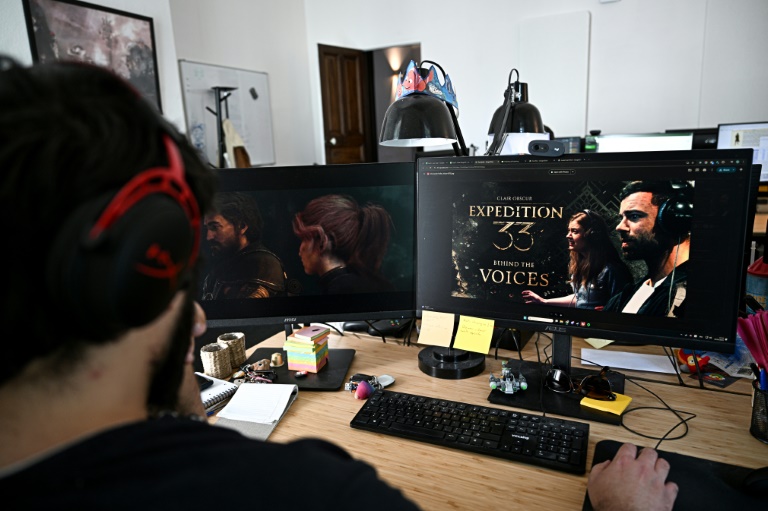 Un producteur travaille sur le nouveau jeu vidéo