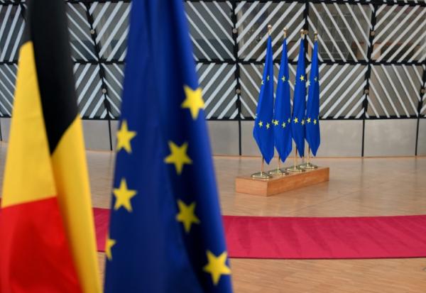 Des drapeaux de l'Union européenne lors d'une réunion des ministres de l'Environnement des 27 à Bruxelles, le 4 novembre 2025