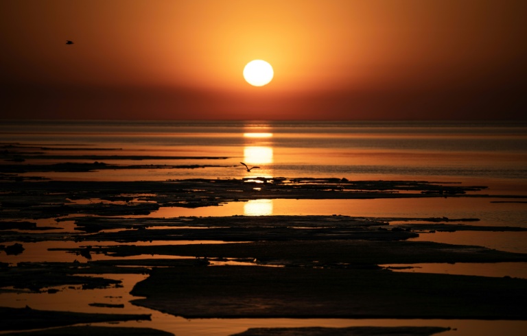 Des blocs de glace dérivent dans le lac Supérieur alors que le soleil se lève à Duluth, aux Etats-Unis, le 13 avril 2023