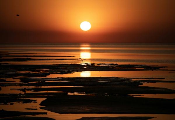 Des blocs de glace dérivent dans le lac Supérieur alors que le soleil se lève à Duluth, aux Etats-Unis, le 13 avril 2023
