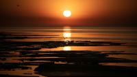 Des blocs de glace dérivent dans le lac Supérieur alors que le soleil se lève à Duluth, aux Etats-Unis, le 13 avril 2023