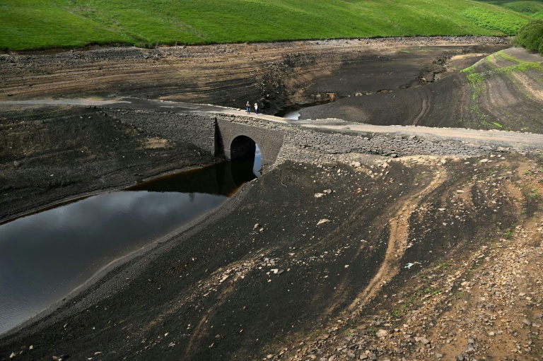 Un pont immergé apparu après la baisse du niveau de l'eau du réservoir de Baitings, près de Ripponden, dans le nord de l'Angleterre, le 16 juillet 2025