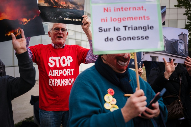 Des opposants à l'expansion de l'aéroport Paris-Charles de Gaulle manifestent devant le siège du Groupe ADP le 12 octobre 2026 à Roissy-en-France