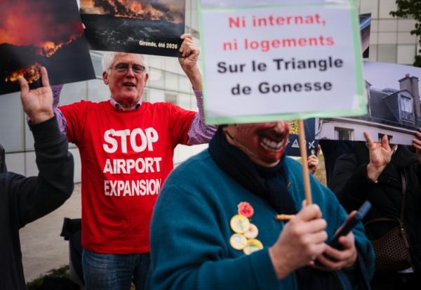 Des opposants à l'expansion de l'aéroport Paris-Charles de Gaulle manifestent devant le siège du Groupe ADP le 12 octobre 2026 à Roissy-en-France