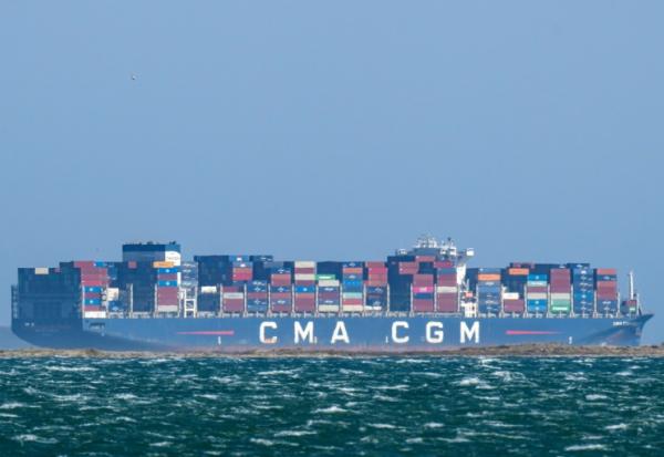 Le porte conteneur "Apollon Valletta" de l'armateur français CMA CGM au large de Fos-sur-Mer, dans le sud de la France, le 25 mars 2026