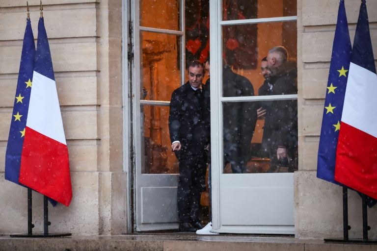 Le Premier ministre Sébastien Lecornu raccompagne les membres du syndicat agricole français Jeunes agriculteurs (JA), après une réunion à l'Hôtel Matignon, à Paris, le 5 janvier 2026