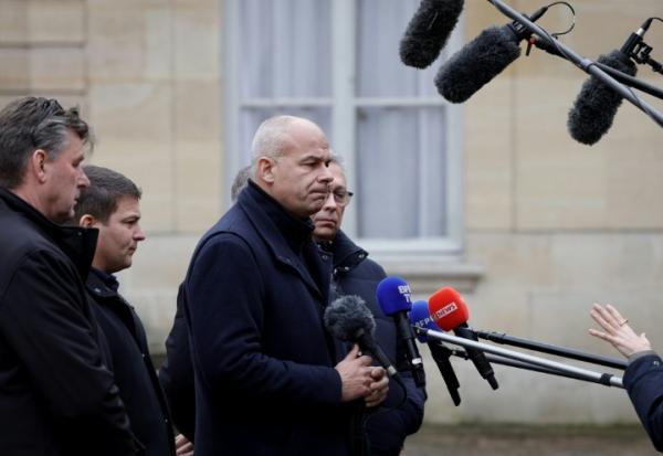 Le président de la FNSEA Arnaud Rousseau (C) s'adresse à la presse après une réunion avec le Premier ministre Sébastien Lecornu à l'Hôtel Matignon, à Paris, le 19 décembre 2025