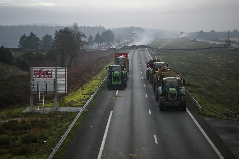 L'A63 bloquée par des agriculteurs à hauteur de Cestas, en Gironde, le 17 décembre 2025