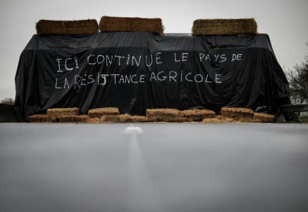 Des ballots de paille sur l'autoroute A64 bloquée par des agriculteurs, le 22 décembre 2025 à Carbonne, en Haute-Garonne