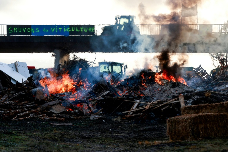 Des palettes brûlent sur le barrage d'agriculteurs installé sur l'A63 à Cestas, le 22 décembre 2025 en Girdone