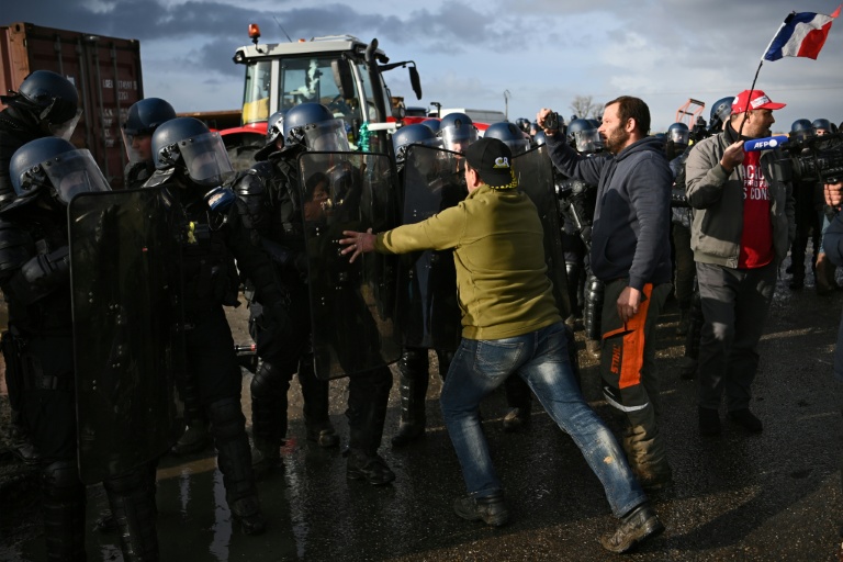 Des agriculteurs font face aux gendarmes, intervenus pour faire lever le blocage d'un dépôt de carburant de Bassens, près de Bordeaux, le 10 janvier 2026