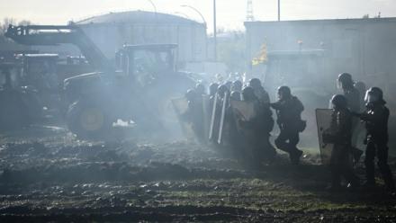 Des gendarmes lors d'une intervention pour lever le blocage par des agriculteurs du dépôt de carburant de Bassens, près de Bordeaux, le 10 janvier 2026