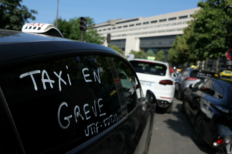 Des chauffeurs de taxi manifestent, le 11 juin 2025 près du ministère de l'Economie, à Paris