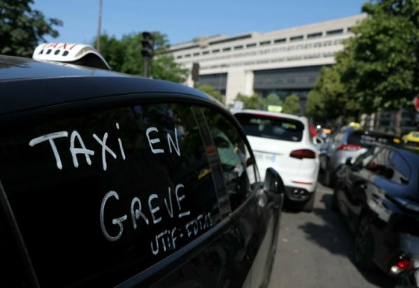 Des chauffeurs de taxi manifestent, le 11 juin 2025 près du ministère de l'Economie, à Paris