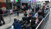 Une file d'attente devant le magasin Swatch à Times Square à New York, le 15 mai 2026