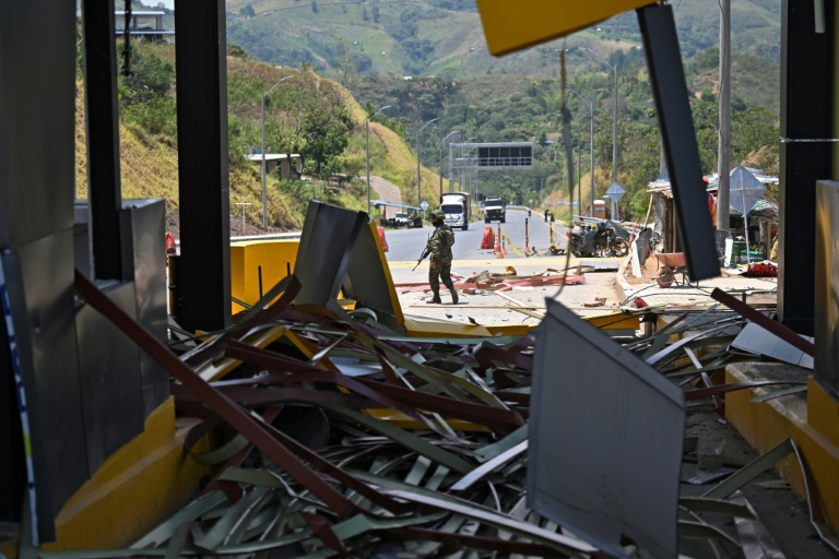 Un soldat monte la garde après l'attaque d'un péage à Santander de Quilichao, dans le département du Cauca, en Colombie, le 8 août 2026