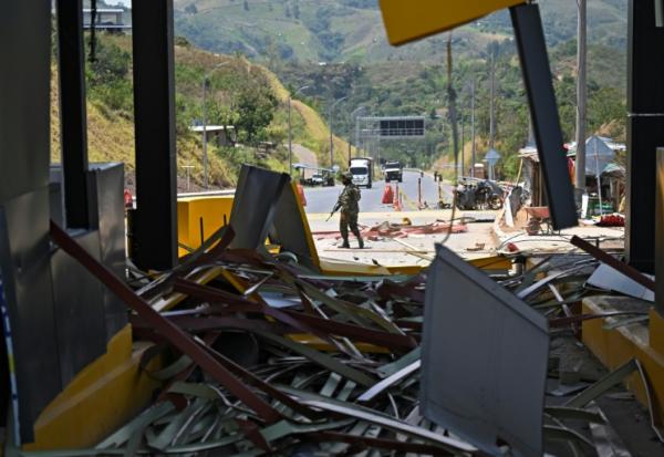 Un soldat monte la garde après l'attaque d'un péage à Santander de Quilichao, dans le département du Cauca, en Colombie, le 8 août 2026