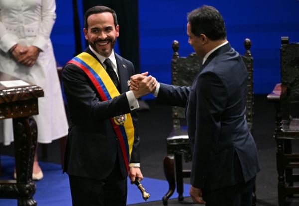 Le nouveau président colombien Abelardo de la Espriella  serre la main du président du Parlement colombien lors de sa cérémonie d’investiture à Cali, en Colombie, le 7 août 2026