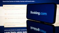 Une plainte pour complicité et recel aggravé de crimes de guerre vise les plateformes Airbnb et Booking.com, accusées par La Ligue des droits de l'Homme (LDH) de favoriser le "tourisme d'occupation"