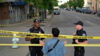 Des policiers parlent avec un passant sur les lieux d'une attaque contre des manifestants pour la libération d'otages israéliens retenus à Gaza, sur Pearl Street à Boulder, Colorado, le 1er juin 2025