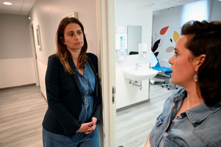 La secrétaire nationale du parti Les Écologistes, Marine Tondelier, visite un centre d'accueil des victimes de violences sexuelles à Bruxelles, le 15 juin 2026