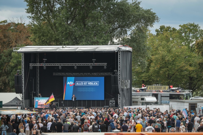 Des personnes assistent à un meeting de campagne du parti d'extrême droite Alternative pour l'Allemagne (AfD) à Magdebourg, dans l'est de l'Allemagne, le 4 septembre 2026