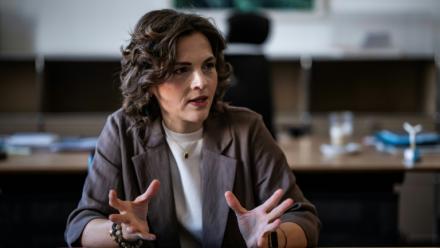 Elisabeth Kaiser, chargée du gouvernement fédéral pour l'Allemagne de l'Est, lors d'un entretien avec l'AFP dans son bureau à Berlin, le 21 août 2026