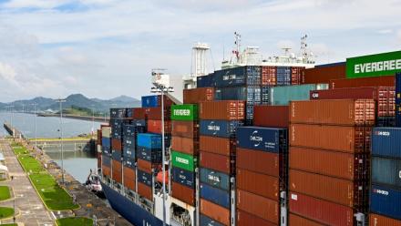 Le porte-conteneurs CMA CGM Arctic, battant pavillon maltais, passe par les écluses de Cocoli dans le canal de Panama, le 3 septembre 2026