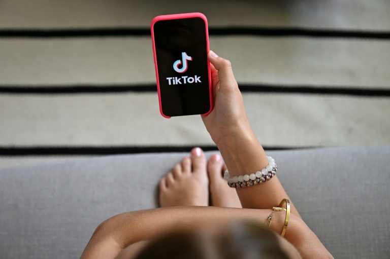 Une adolescente regarde son smartphone à Bruxelles, le 7 juillet 2026