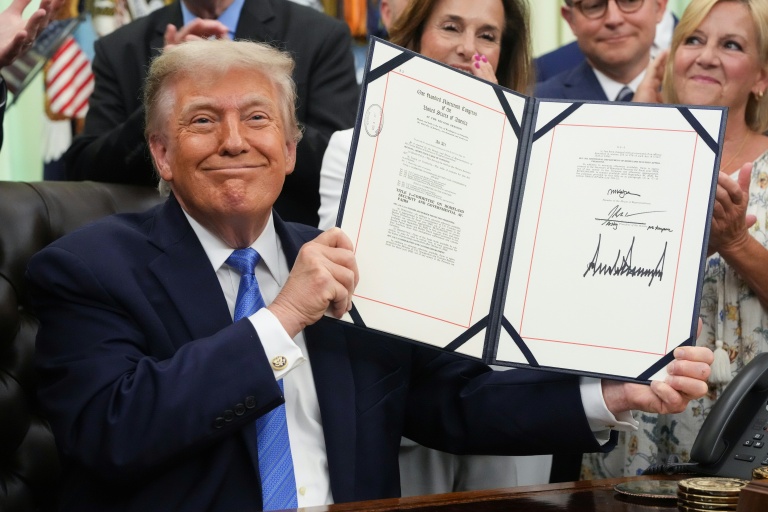 Le président américain Donald Trump montre la signature du le 