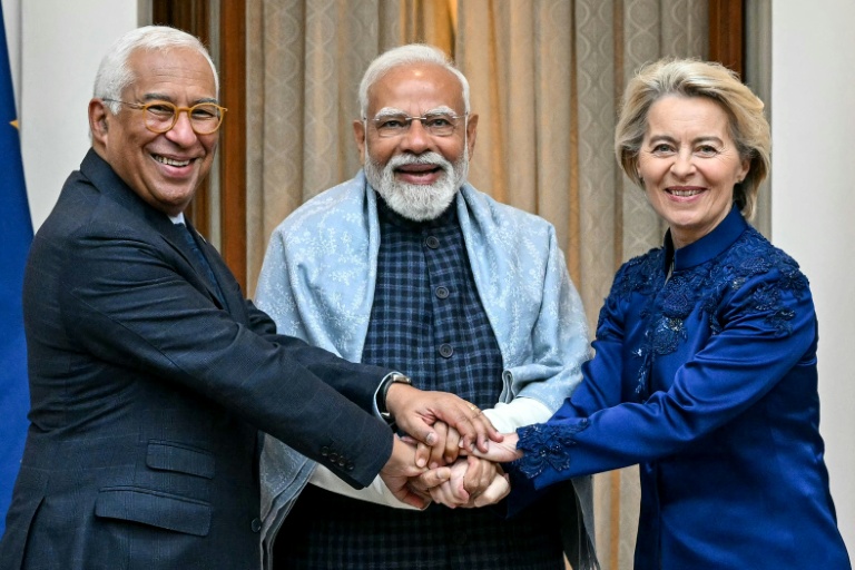 Le Premier ministre indien Narendra Modi (c) avec la présidente de la Commission européenne Ursula von der Leyen (d) et le président du Conseil européen Antonio Costa, à New Delhi, le 27 janvier 2026