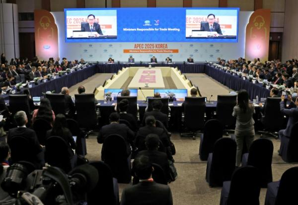 Le ministre sud-coréen du commerce Cheong In-kyo (à l'écran) fait un discours lors de l'ouverture de l'APEC  à Jeju en Corée du sud le 15 mai 2025