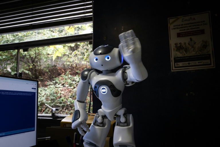 Un robot humanoïde nommé Nao à l'hôpital Broca à Paris, le 16 septembre 2026
