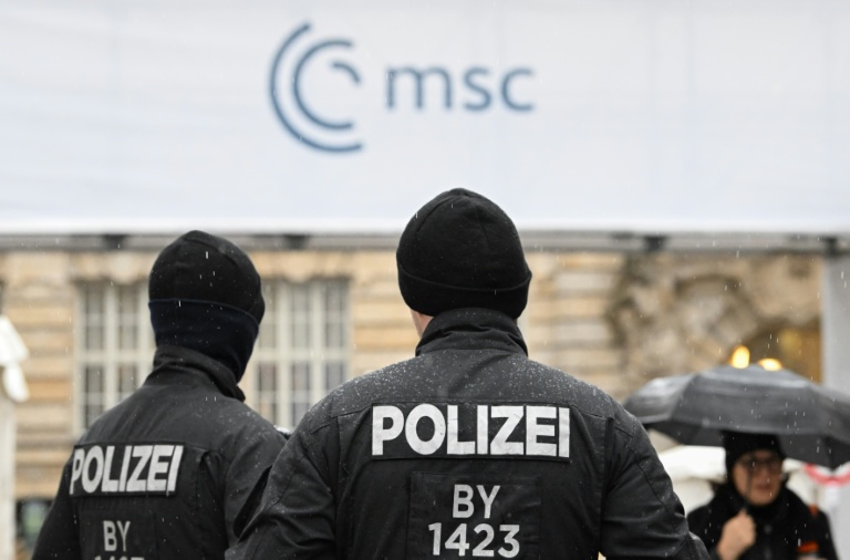Des policiers devant l'hôtel Bayrischer Hof à Munich, lieu de la 62e Conférence de Munich sur la sécurité (MSC), le 12 février 2026 en Allemagne
