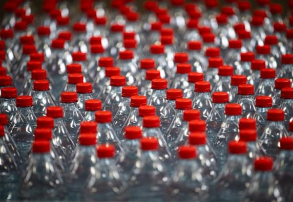 Des associations d'élus et ONG environnementales font contre le projet de consigne du gouvernement sur les bouteilles en plastique, dénonçant le "greenwashing" que constituerait selon elles cette "fausse consigne", en ne réduisant pas les 15 milliards de bouteilles mises en circulation chaque année
