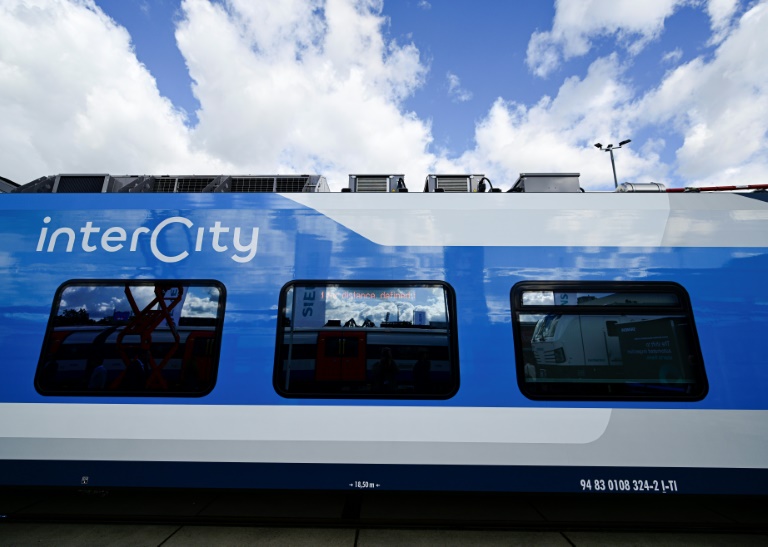 Le train régional Coradia d'Alstom acquis par l'opérateur italien Trenitalia pour ses liaisons Intercity, exposé au salon Innotrans de Berlin, le 22 septembre 2026