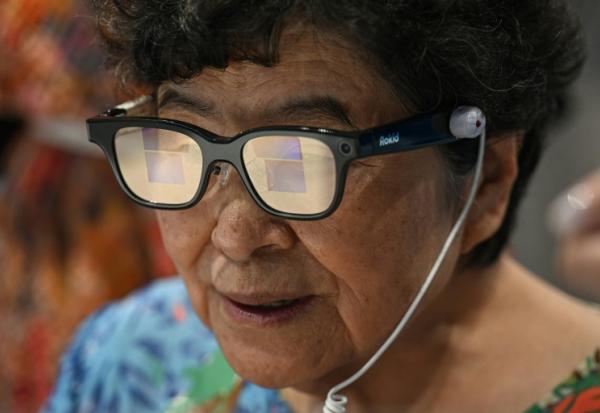 Une femme âgée en train d’essayer une paire de lunettes Rokid à intelligence artificielle à la Seoul Open City University, à Séoul, le 16 juillet 2026