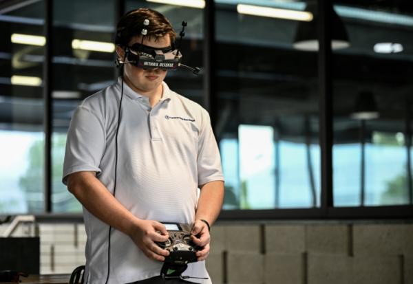 Un pilote manœuvre un drone lors d'une démonstration de neutralisation d'un tireur dans une école, au siège de la start-up Campus Guardian Angel, le 8 mai 2026, à Austin, au Texas