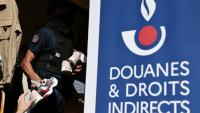 Un agent des douanes inspecte des produits contrefaits avant leur destruction à Marseille, dans le sud-est de la France, le 18 juin 2026