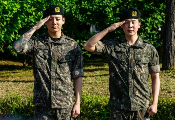 Les membres de BTS Jungkook (G) et Jimin (D) après avoir été libérés de leur service militaire, dans le comté de Yeoncheon en Corée du Sud, le 11 juin 2025
