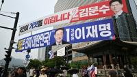 Des banderoles des candidats à la présidentielle Kim Moon-soo (en rouge) et Lee Jae-myung dans une rue de Séoul, le 31 mai 2025, avant l'élection du 3 juin