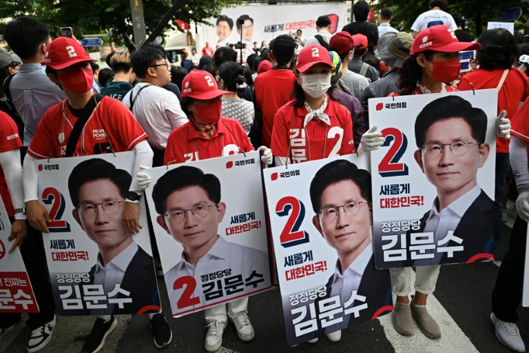 Des partisans du candidat conservateur Kim Moon-soo rassemblés à Séoul, le 1er juin 2025 avant la présidentielle du 3 juin